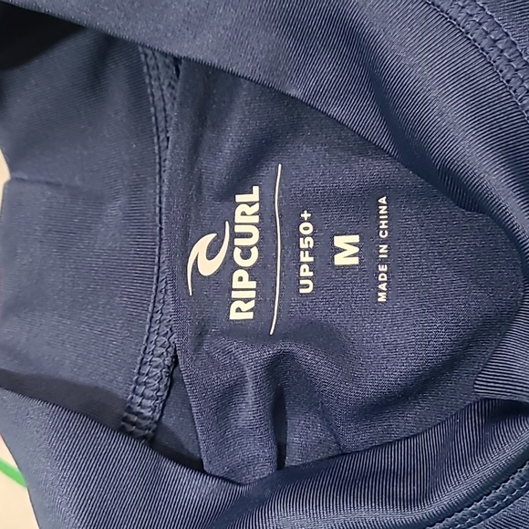 Rip Curl Rash Guard - Picture 4 of 7